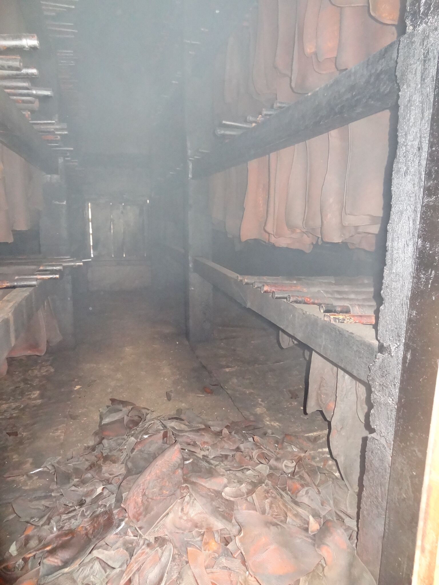 Ze hangen drie dagen in de rook in een kamer boven het vuur