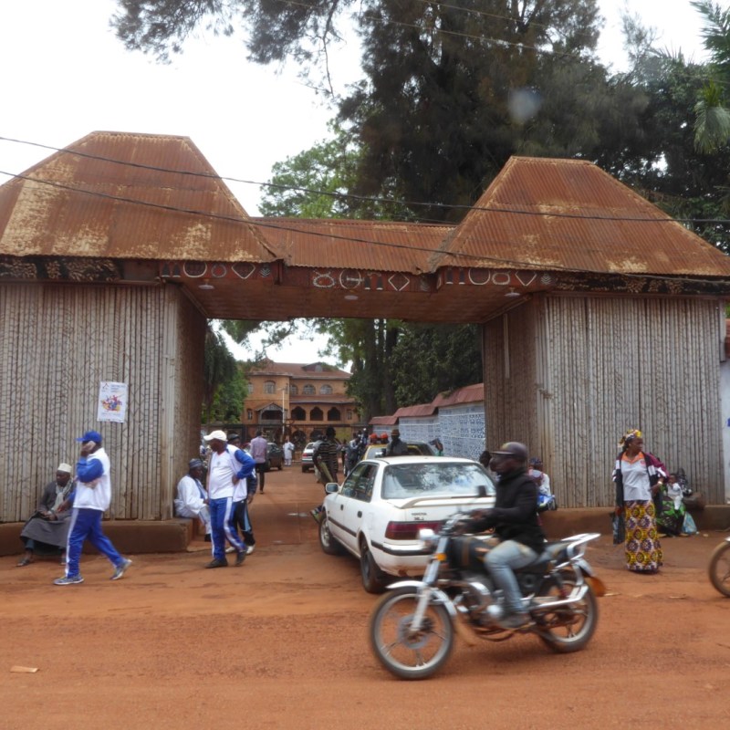 Toegangspoort naar het paleis van de sultan,&nbsp;Foumban
