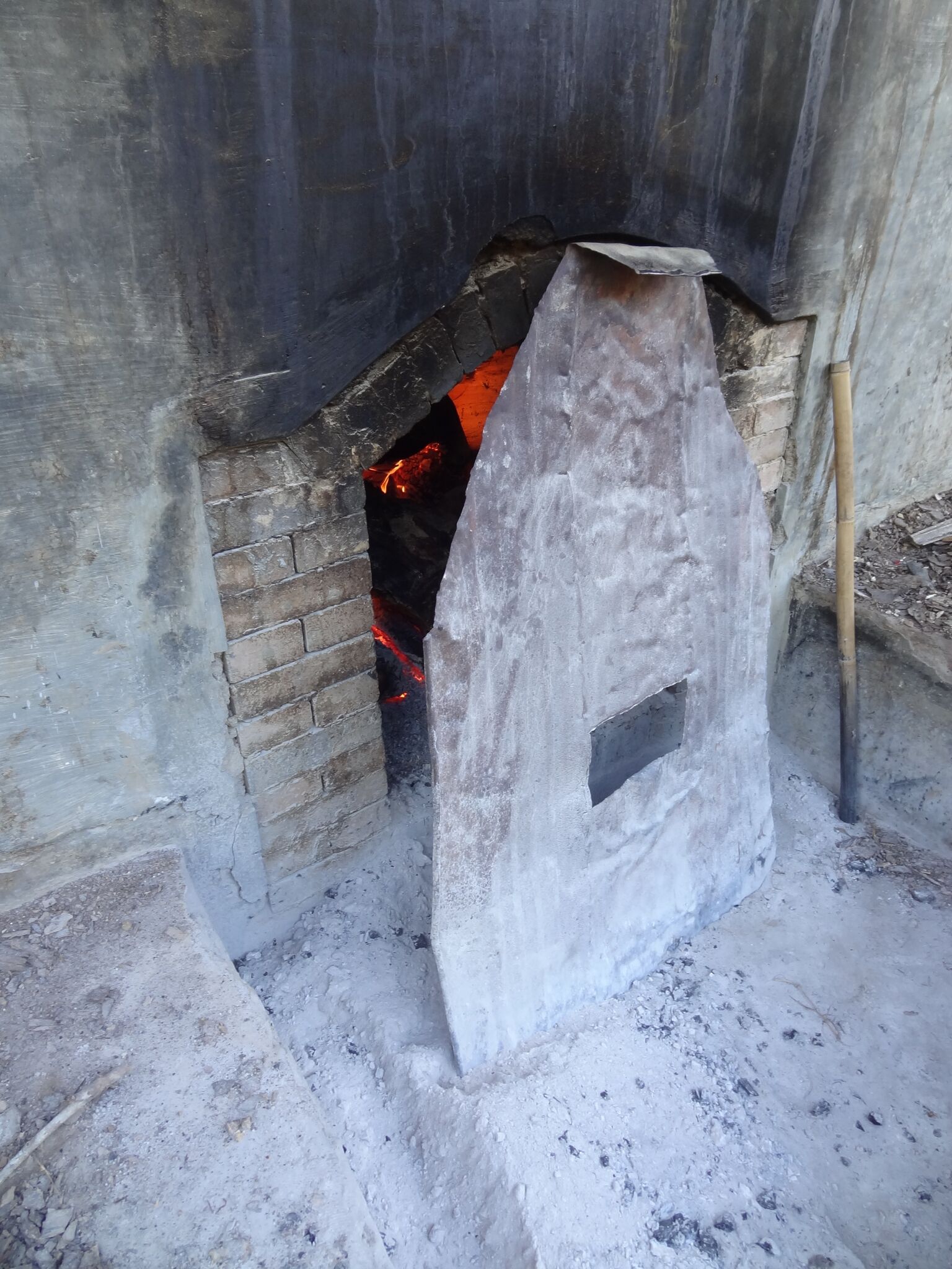 De rubber lappen worden verhit om ze elasticiteit te geven