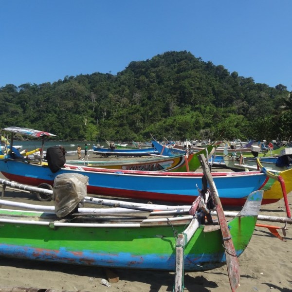 Vissersboten op het strand,&nbsp;Sukamade