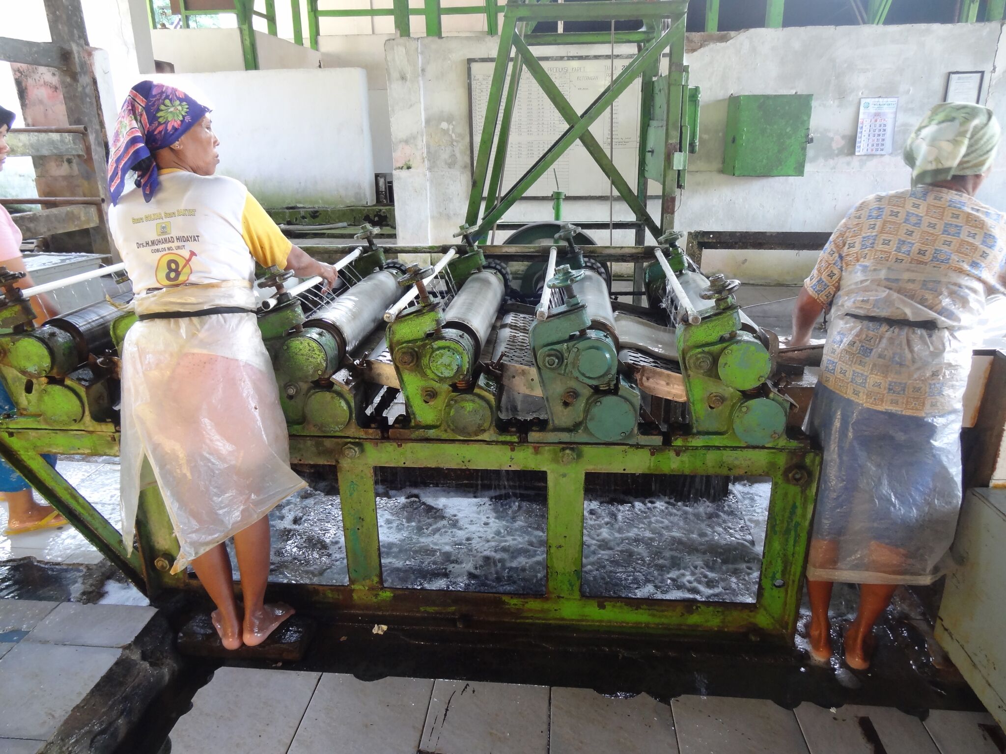 Die eerste plakken rubber worden geperst