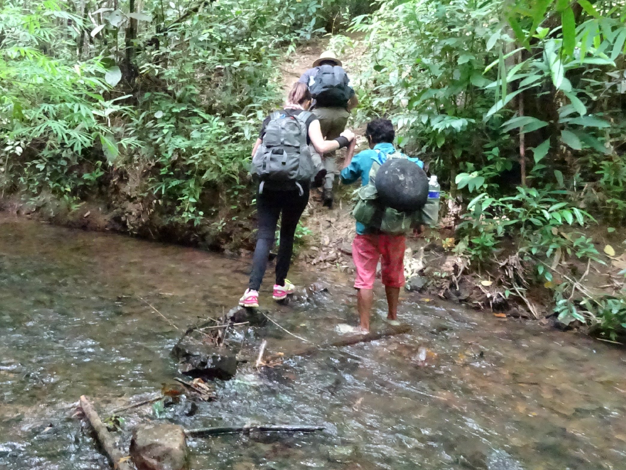 ...een hand van de gids om je schoenen droog te houden...