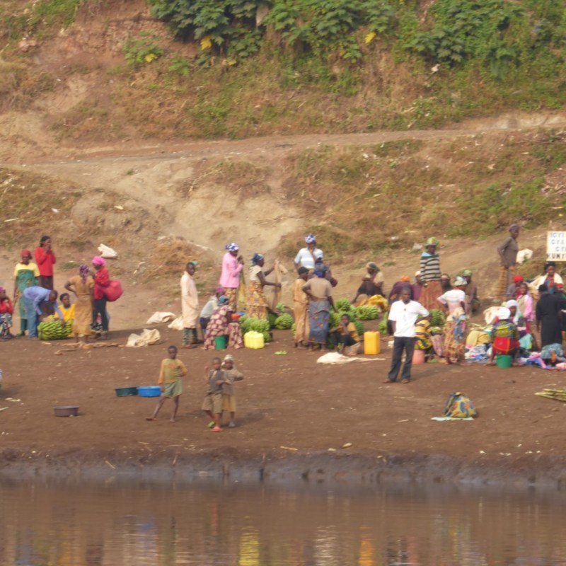 Langs de oevers van het&nbsp;Kivumeer