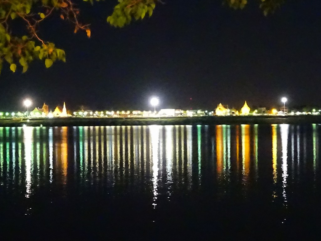 Uitzicht op Thailand over de Mekong, Tha Khaek
