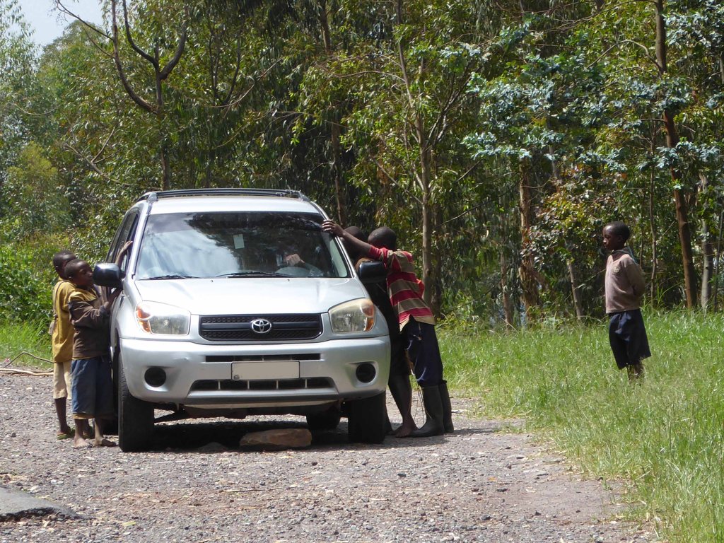 Een auto met een Muzungu