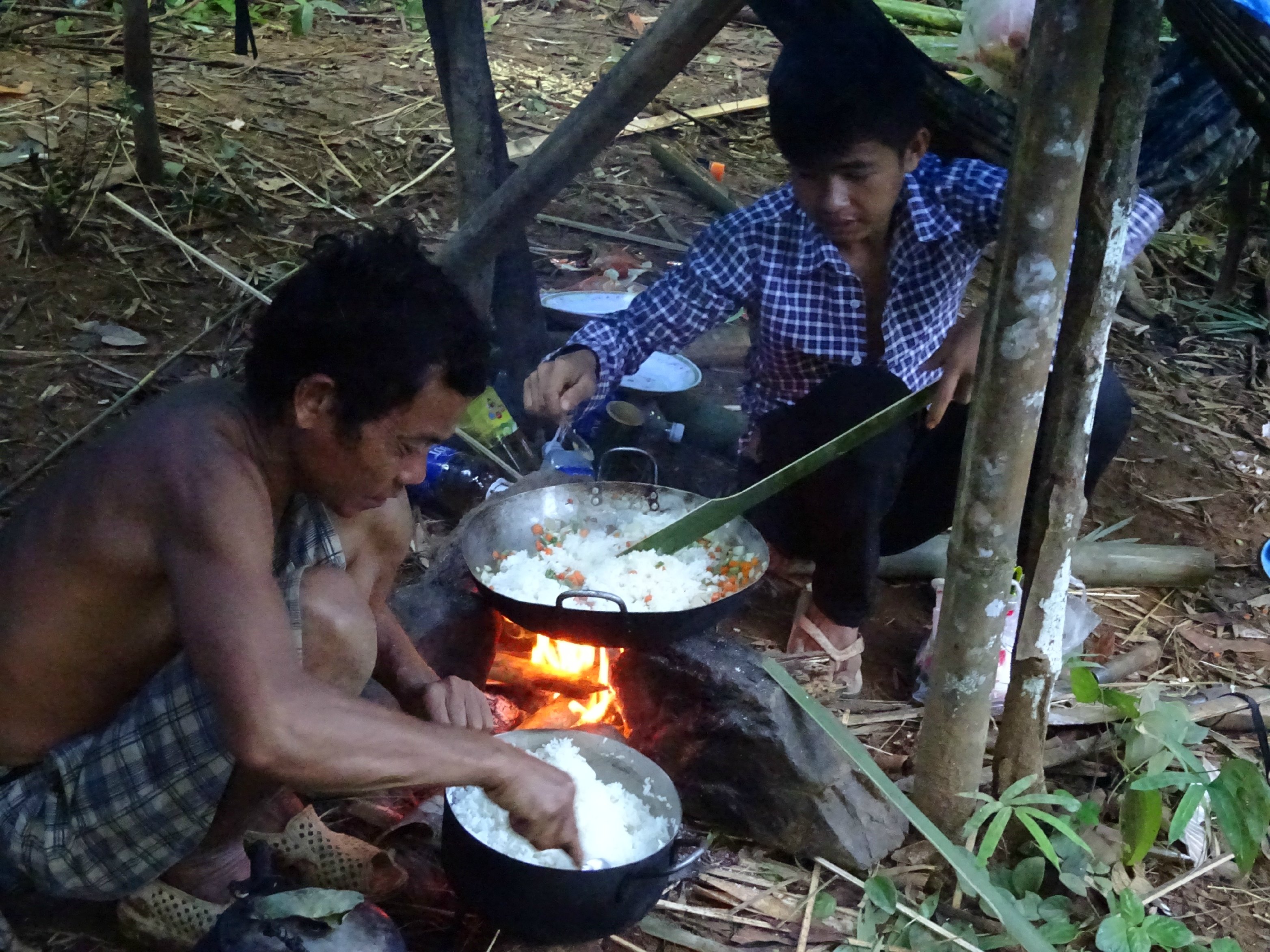 ...maaltijden koken op een houtvuur...