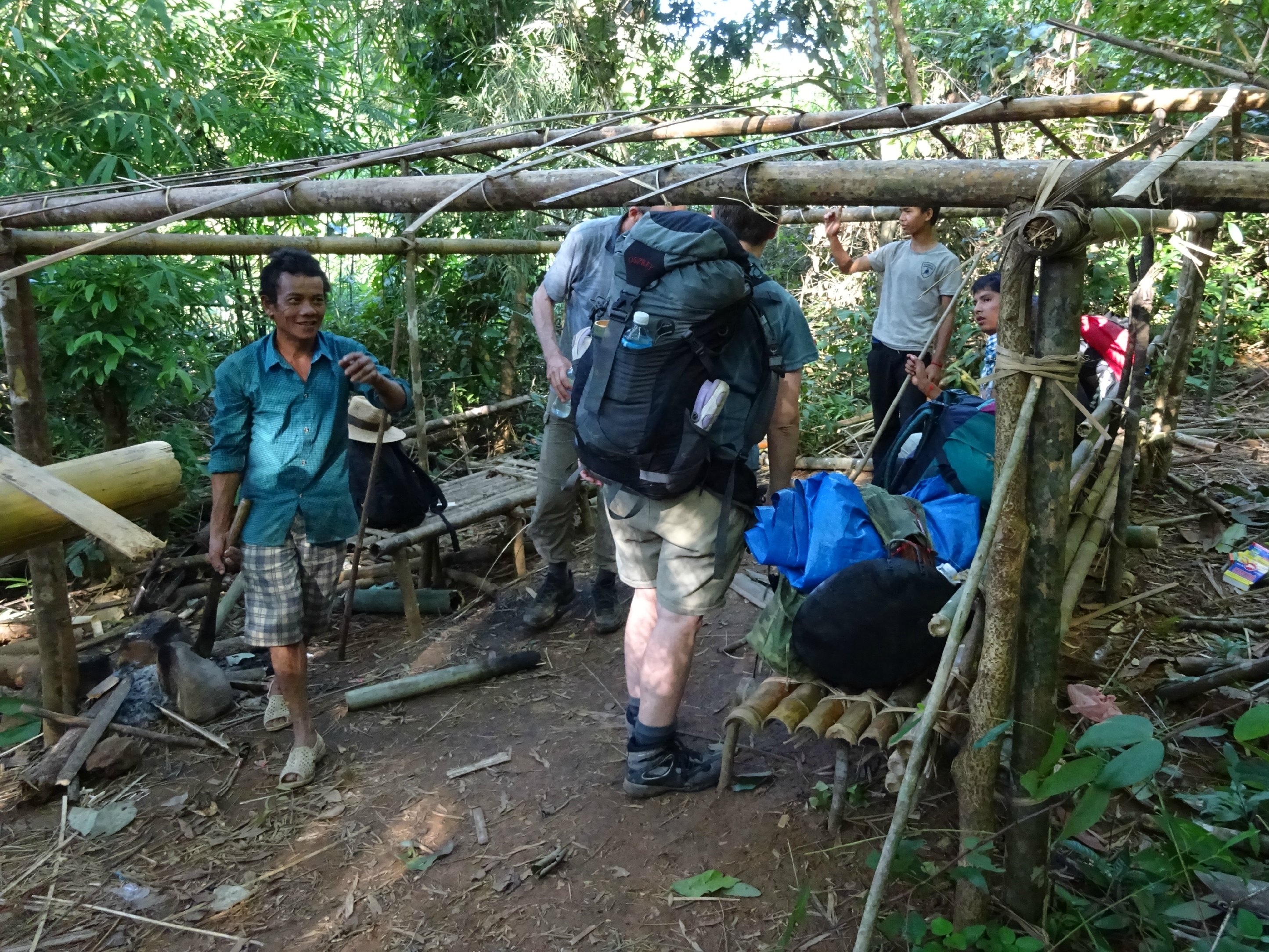 ...overnachten onder een bamboe constructie...