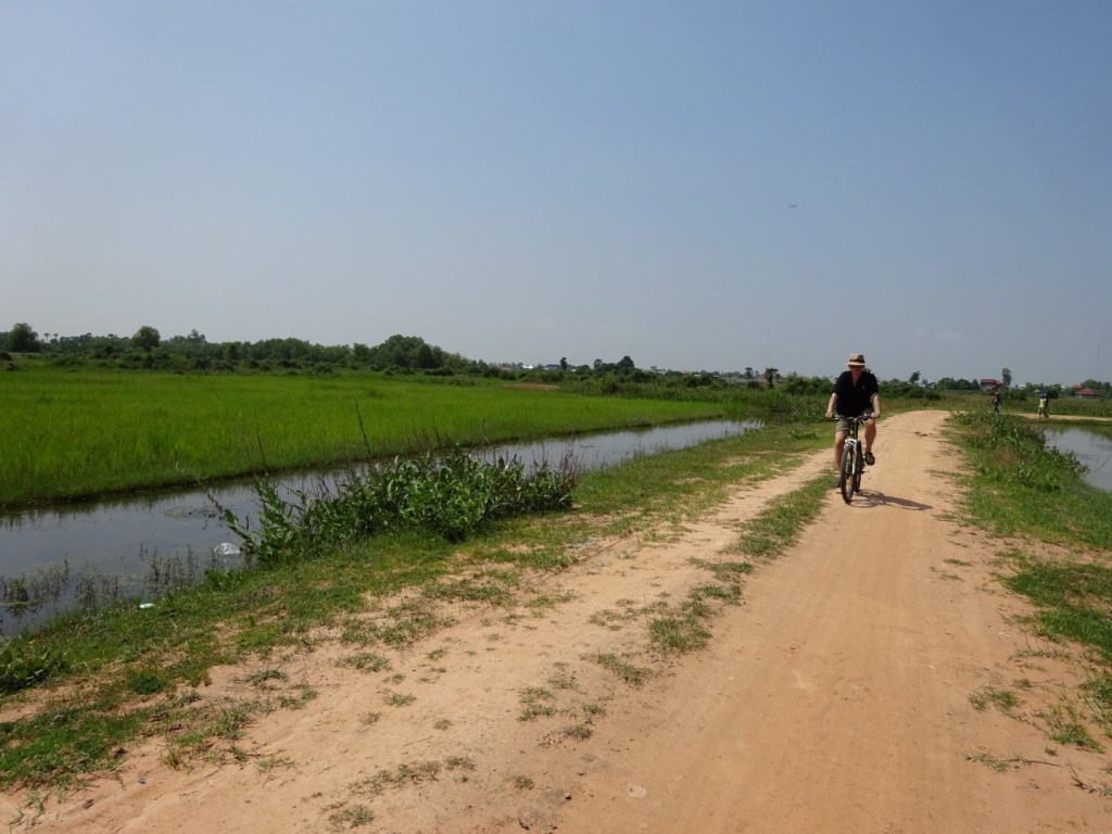 Fietsen naar de tempels over de achterafweggetjes, Siem&nbsp;Reap