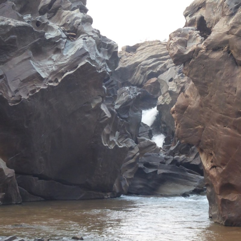 Rotsen in de Benoue&nbsp;rivier