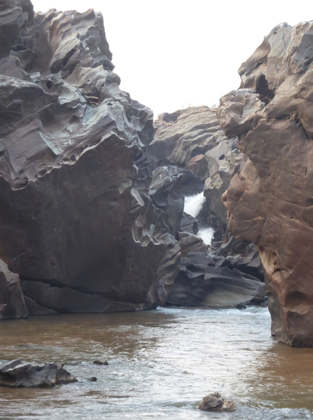 Rotsen in de Benoue rivier