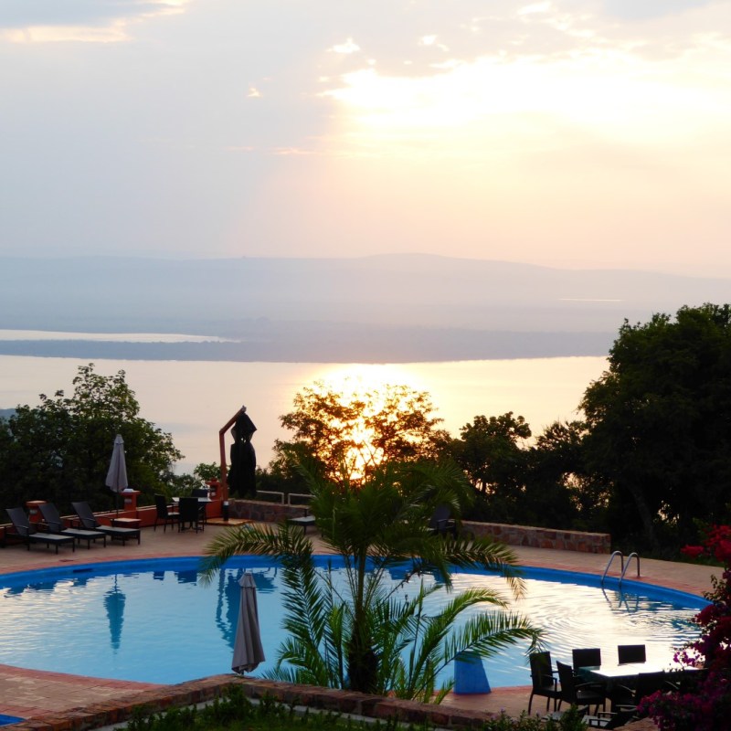 Zonsopkomst boven het zwembad, Akagera Game&nbsp;Lodge