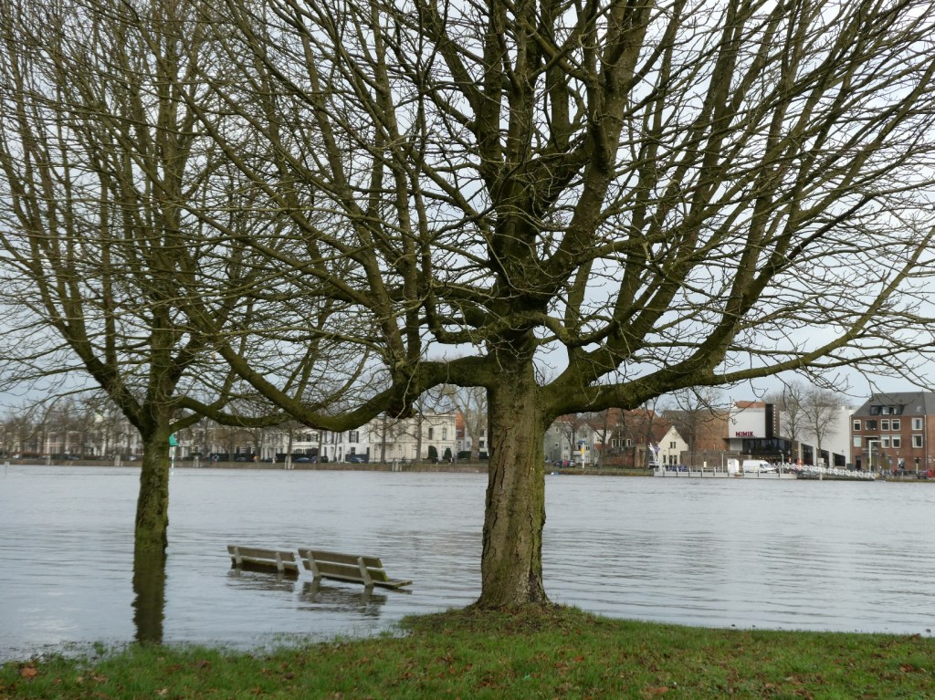 Verdronken straatmeubilair