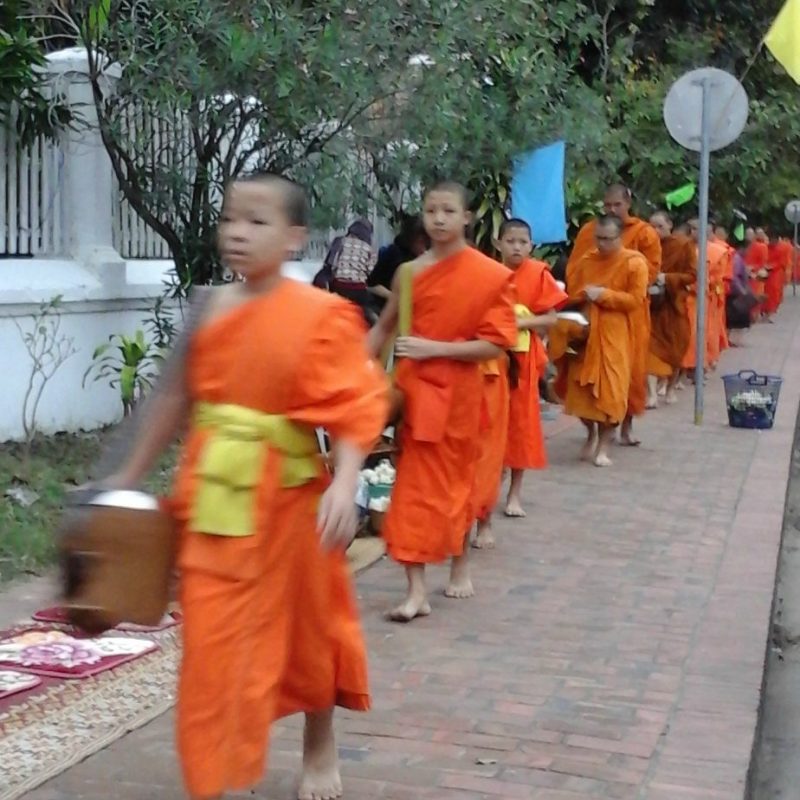 Aalmoezen uitdelen aan de monniken, Luang Prabang