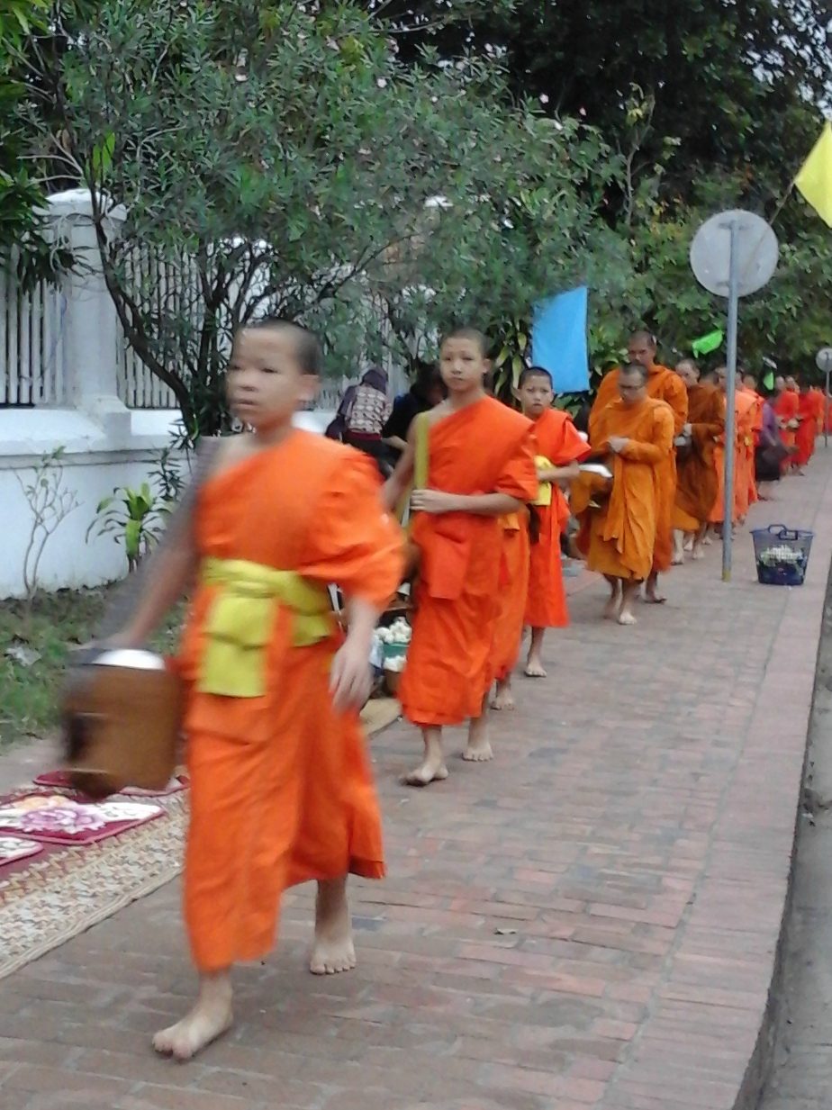 Aalmoezen uitdelen aan de monniken, Luang&nbsp;Prabang